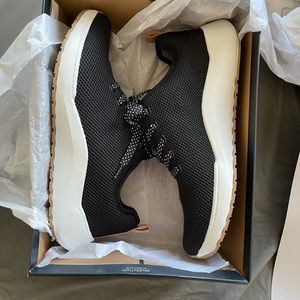 NEW WITH BOX Dr. Scholl’s High Hopes sneakers